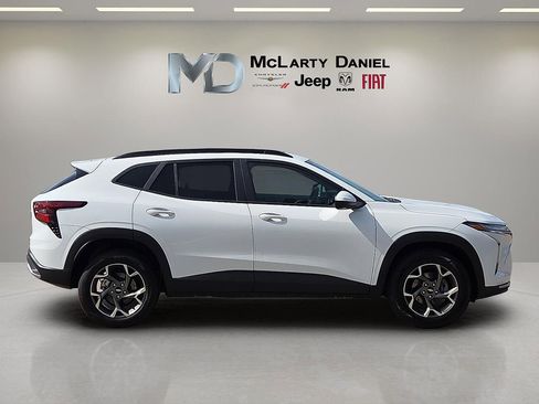 Used 2025 Chevrolet Trax LT FWD image 6