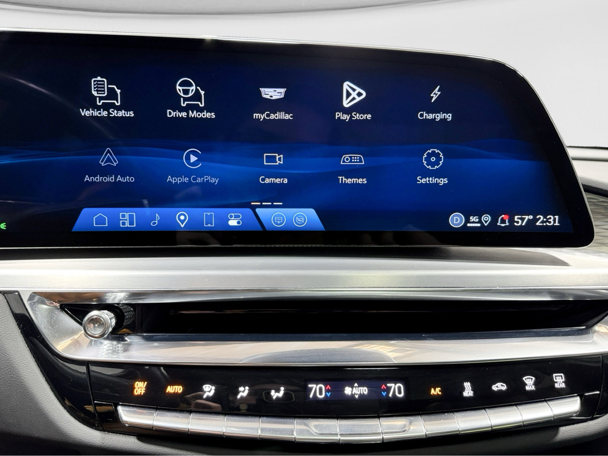 Used 2025 Cadillac Lyriq Luxury AWD/4WD image 12