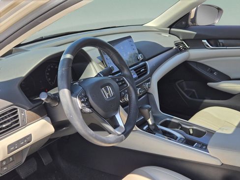 Used 2018 Honda Accord Touring image 9