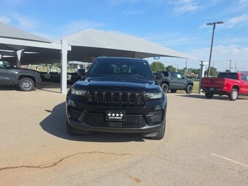 Used 2023 Jeep Grand Cherokee Altitude RWD image 3