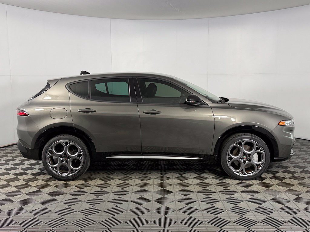 Used 2024 Alfa Romeo Tonale Ti w/ Premium Interior Package AWD/4WD image 5