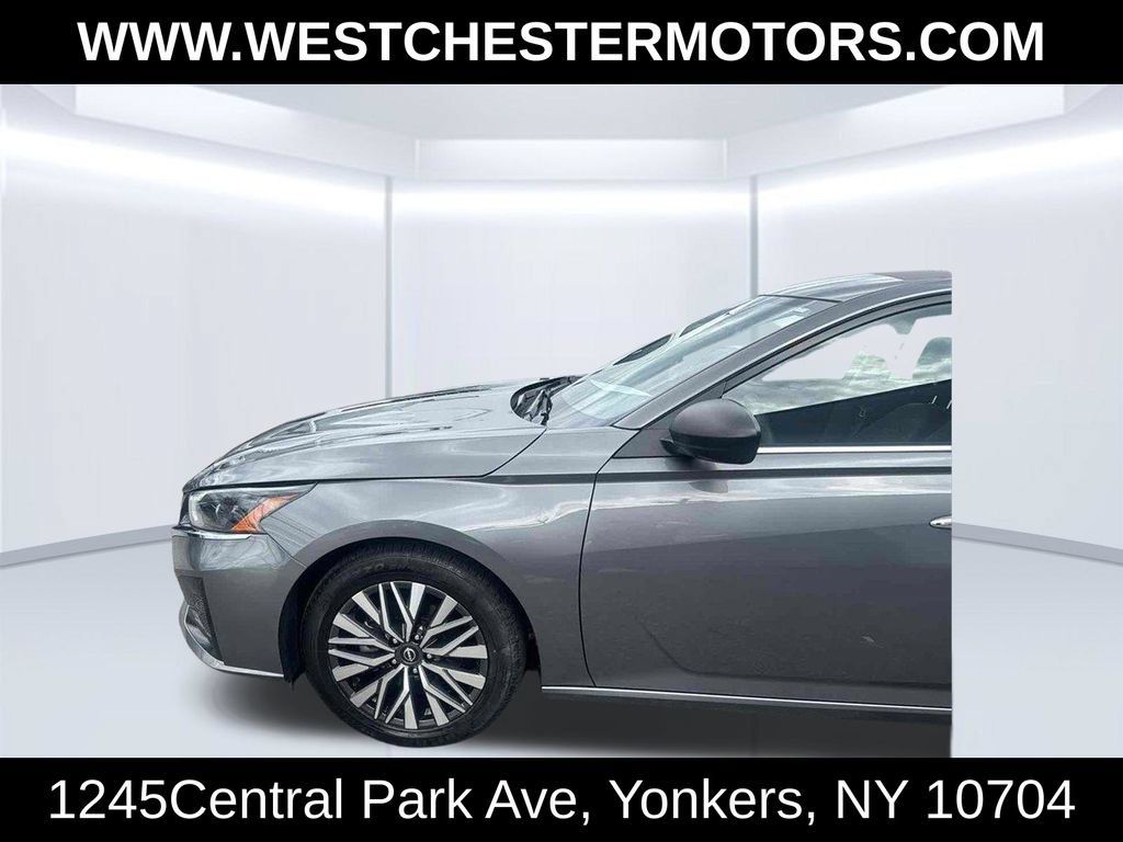 Used 2024 Nissan Altima 2.5 SV FWD image 9
