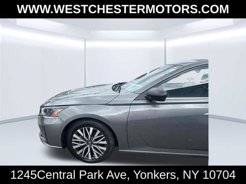 Used 2024 Nissan Altima 2.5 SV FWD image 9
