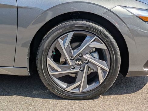 Used 2025 Hyundai Elantra Limited FWD image 7