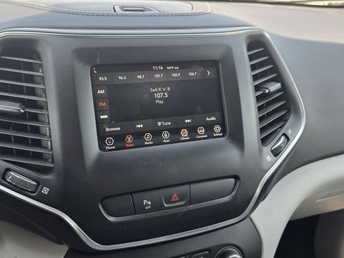 Used 2020 Jeep Cherokee Latitude Plus FWD image 16