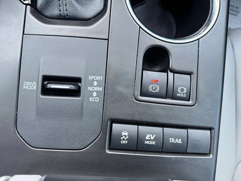 Used 2020 Toyota Highlander XLE AWD/4WD image 37