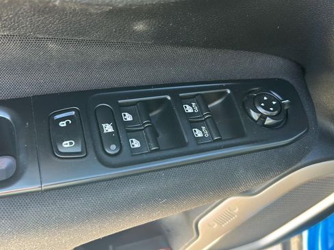 Used 2015 Jeep Renegade Latitude w/ Popular Equipment Group image 22