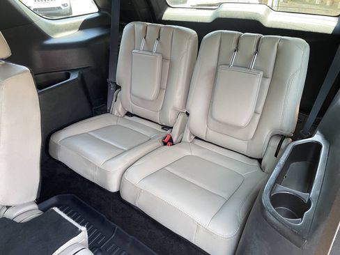 Used 2018 Ford Explorer Limited w/ Ford Safe & Smart Package FWD image 10