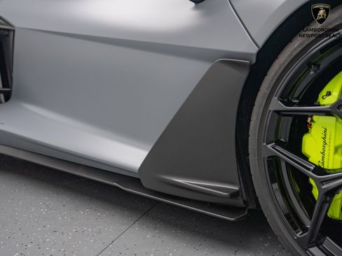 Used 2024 Lamborghini Revuelto image 6