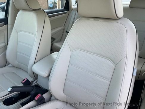 Used 2018 Volkswagen Passat 2.0T SE FWD image 9