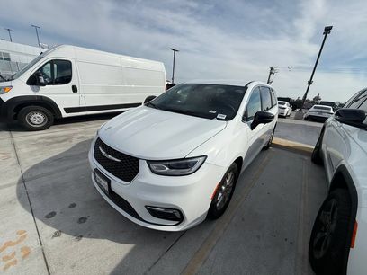 Used 2026 Chrysler Pacifica Select