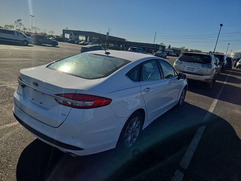 Used 2017 Ford Fusion SE w/ Fusion SE Technology Package image 2