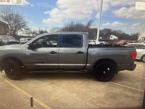Used 2019 Nissan Titan SV w/ SV Convenience Package image 8