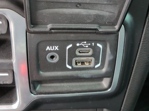 Used 2018 Jeep Wrangler Unlimited Sahara AWD/4WD image 22
