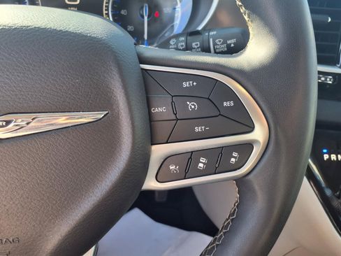 Used 2023 Chrysler Pacifica Touring-L FWD image 18