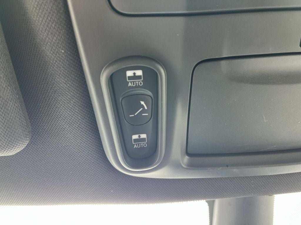Used 2025 Chrysler Pacifica Limited FWD image 38