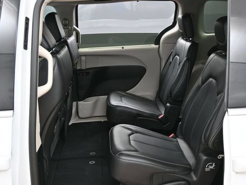 Used 2024 Chrysler Pacifica Touring-L FWD image 32