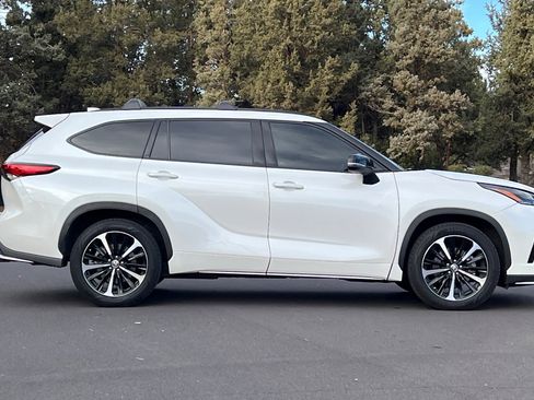 Used 2021 Toyota Highlander XSE image 3