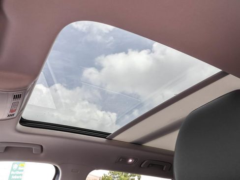 Certified 2023 Volkswagen Taos SE w/ Panoramic Sunroof Package AWD/4WD image 8