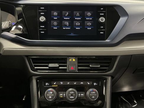 Used 2024 Volkswagen Taos SE w/ Panoramic Sunroof Package image 9