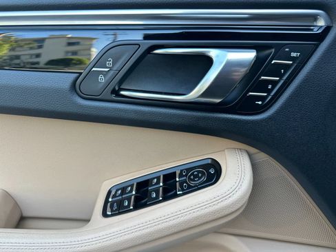 Used 2025 Porsche Macan image 12