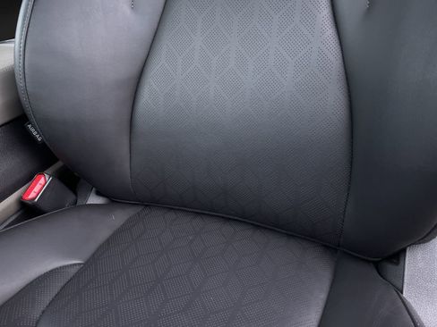 Used 2025 Kia Carnival FWD image 19