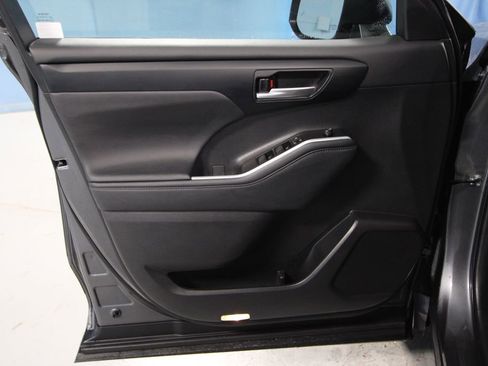 Used 2023 Toyota Highlander XLE image 5