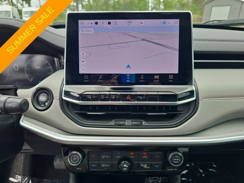 Certified 2025 Jeep Compass Limited w/ Elite Group AWD/4WD image 18