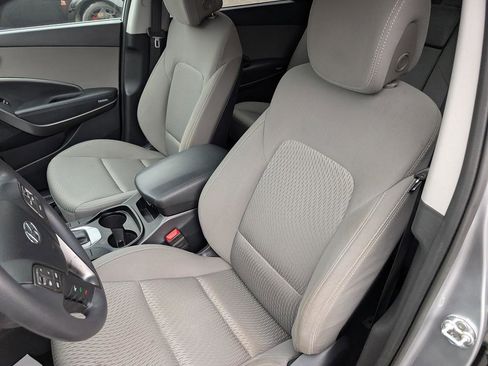 Used 2017 Hyundai Santa Fe SE image 6