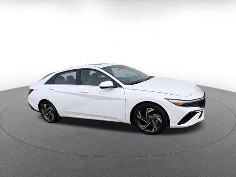Used 2025 Hyundai Elantra SEL FWD image 2