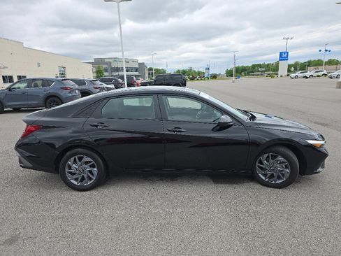 Used 2025 Hyundai Elantra Hybrid FWD image 7