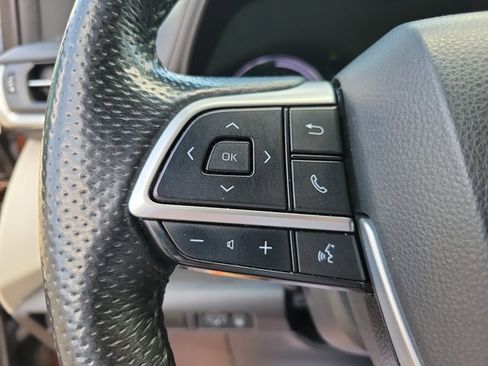 Used 2023 Toyota Sienna Limited FWD image 18