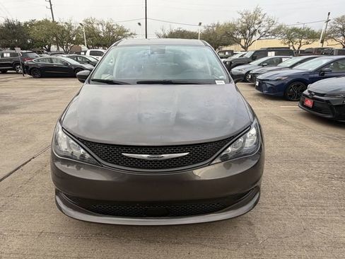 Used 2023 Chrysler Voyager LX image 2