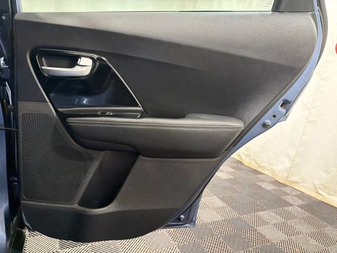 Used 2022 Kia Niro EX FWD image 12