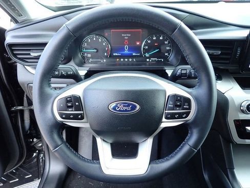 Used 2023 Ford Explorer XLT AWD/4WD image 24