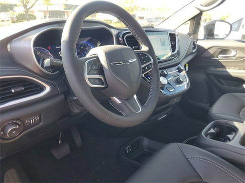 New 2026 Chrysler Pacifica Select image 11