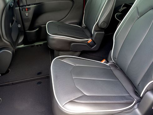 New 2026 Chrysler Pacifica Limited FWD image 23