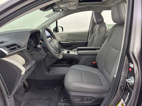 Used 2024 Toyota Sienna Limited image 17