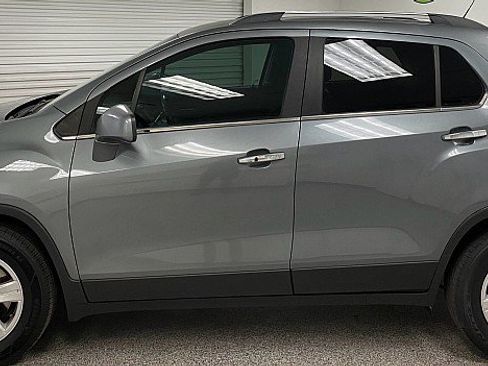 Used 2020 Chevrolet Trax LT w/ LT Convenience Package image 8