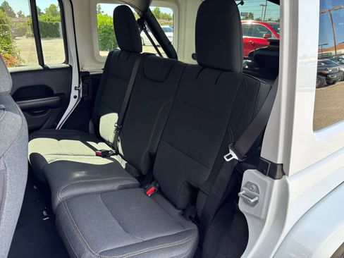 Used 2025 Jeep Wrangler Unlimited Sahara AWD/4WD image 37