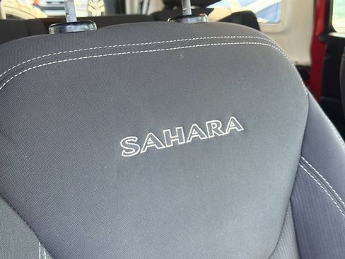 Used 2017 Jeep Wrangler Unlimited Sahara w/ Connectivity Group AWD/4WD image 18