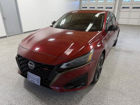 Used 2024 Nissan Altima 2.5 SR FWD image 2