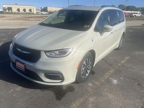 Used 2021 Chrysler Pacifica Touring-L image 14