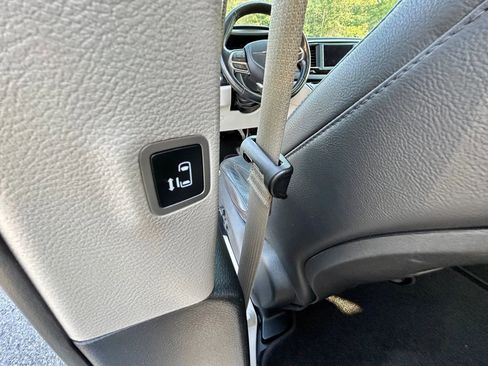 Used 2020 Chrysler Pacifica Touring-L image 26