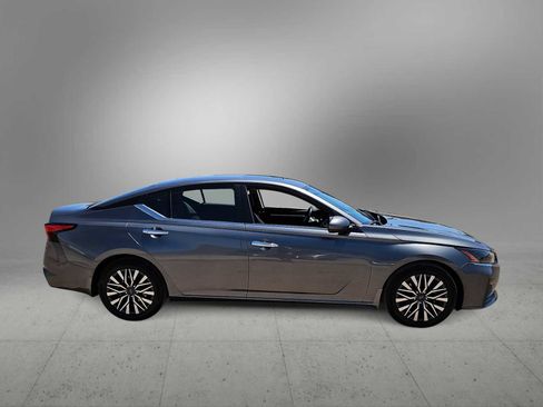 Used 2023 Nissan Altima 2.5 SV w/ SV Premium Package FWD image 9