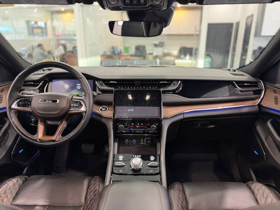 Used 2023 Jeep Grand Cherokee Summit w/ Luxury Tech Group V AWD/4WD image 21