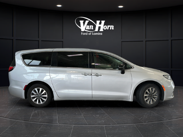 Used 2024 Chrysler Pacifica Limited FWD image 8