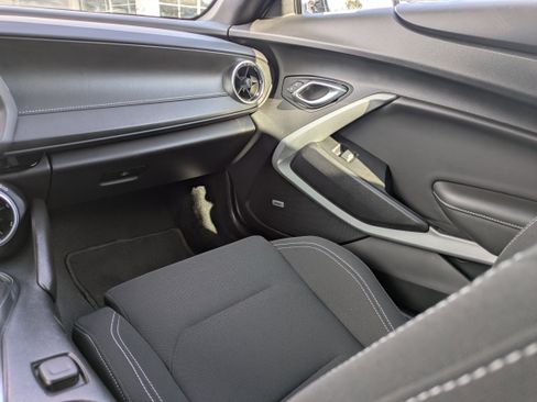 Used 2022 Chevrolet Camaro LT w/ Technology Package image 9