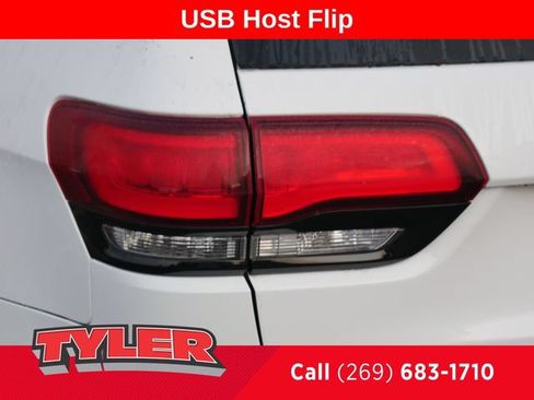 Used 2018 Jeep Grand Cherokee Altitude AWD/4WD image 12