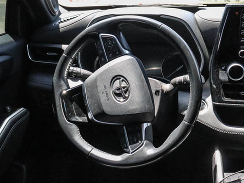 Used 2021 Toyota Highlander XSE FWD image 21